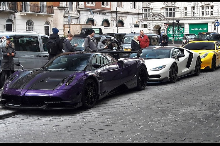 Các thương hiệu siêu xe đình đám trên thế giới như Ferrari, McLaren, Lamborghini, Aston Martin, Bugatti, Pagani hay Koenigsegg... đều có mặt trong bộ sưu tập xe của Hoàng tử này.