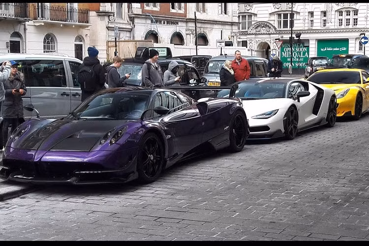 Các thương hiệu siêu xe đình đám trên thế giới như Ferrari, McLaren, Lamborghini, Aston Martin, Bugatti, Pagani hay Koenigsegg... đều có mặt trong bộ sưu tập xe của Hoàng tử này.