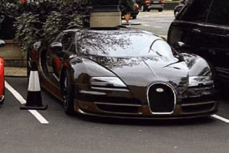 Có lần Hoàng tử Qatar 31 tuổi mang khoảng 6 chiếc siêu xe toàn hypercar và megacar sang London tránh nóng đã gây ra tình cảnh kẹt xe vì hàng trăm người hiếu kỳ đứng xem.