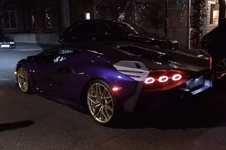 Về lý lịch, Hoàng tử Sheikh Khalifa bin Hamad bin Khalifa Al Thani là con trai thứ 9 của tiểu vương Hamad bin Khalifa Al Thani, cai trị Qatar từ năm 1995-2023, hiện đang được giao trọng trách làm "đội trưởng" chiến dịch đảm bảo an ninh cho World Cup 2022.