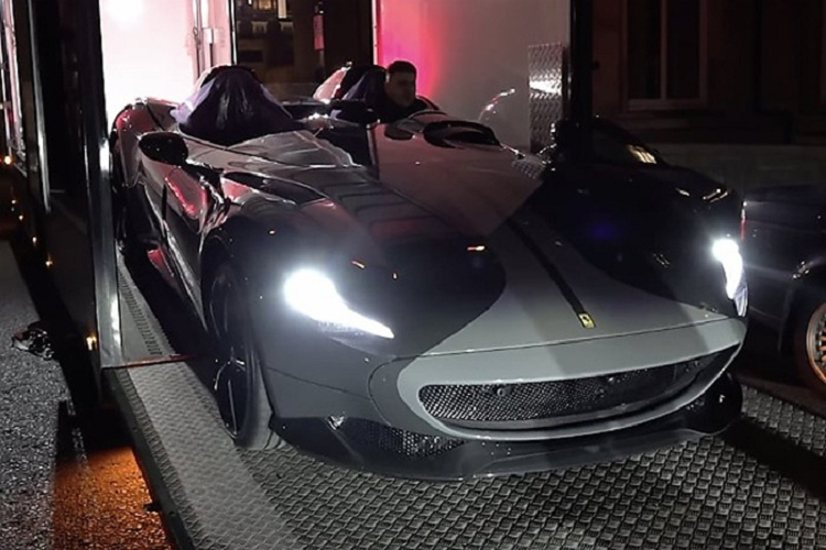 Đơn cử như Ferrari LaFerrari chỉ có 500 xe Coupe và 210 bản mui trần được sản xuất và nhiều triệu phú bị loại khỏi danh sách mua hàng nhưng Sheikh Khalifa bin Hamad bin Khalifa Al Thani không chỉ sở hữu 2 mà đến 4 chiếc.