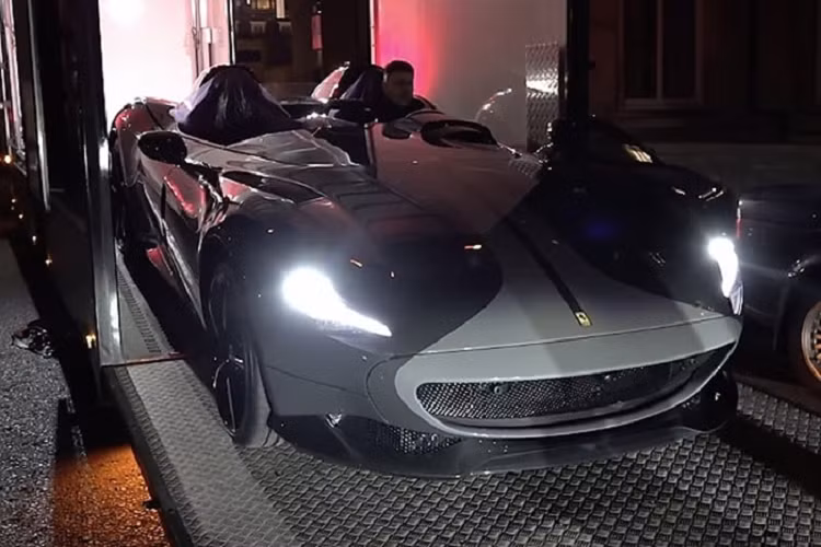 Đơn cử như Ferrari LaFerrari chỉ có 500 xe Coupe và 210 bản mui trần được sản xuất và nhiều triệu phú bị loại khỏi danh sách mua hàng nhưng Sheikh Khalifa bin Hamad bin Khalifa Al Thani không chỉ sở hữu 2 mà đến 4 chiếc.