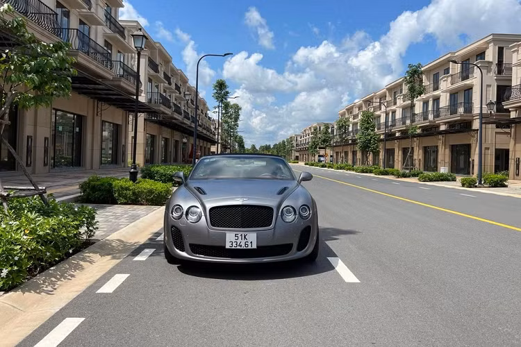 Vào đầu tháng 6/2022 này, thông tin về việc một chiếc xe siêu sang mui trần Bentley Continental SuperSports Convertible hàng hiếm chỉ có đúng 1 chiếc xuất hiện tại Việt Nam đã được 1 công ty nhập khẩu tư nhân quận 5, Tp.HCM mua lại của đơn vị bán xe sang tại Hà Nội đã nhận được nhiều sự quan tâm của giới mê xe trong nước.