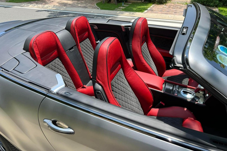 Xe thể thao mui trần siêu sang Bentley Continental SuperSport Convertible đời 2011 độc nhất Việt Nam mới đổi biển số sang Sài thànhđến từ động cơ W12, dung tích 6.0 lít, sản sinh công suất tối đa 621 mã lực và mô-men xoắn cực đại 800 Nm.