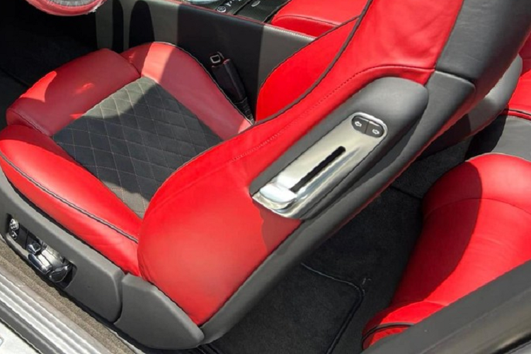Được biết, ngoài chiếc Bentley Continental SuperSports Convertible đời 2011, các đại gia Việt còn sở hữu 1 chiếc Bentley SuperSports Convertible 2018. Thông tin chúng tôi có được, "Qua" Vũ sở hữu 1 dàn xe Bentley đắt tiền hơn 10 chiếc bao gồm một xe Bentley Continental SuperSports Coupe nên việc tậu Bentley Continental SuperSports Convertible đời 2011 này sẽ giúp bộ sưu tập xe của đại gia Tây Nguyên đa dạng phiên bản.