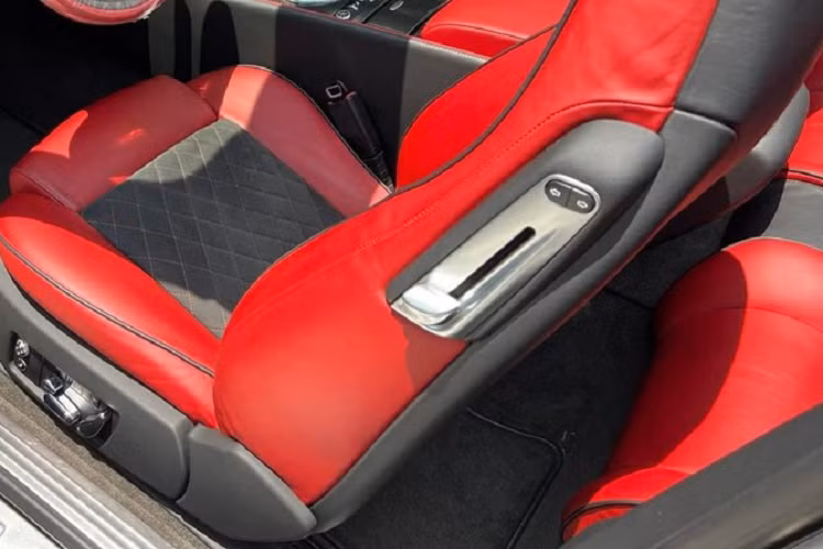 Được biết, ngoài chiếc Bentley Continental SuperSports Convertible đời 2011, các đại gia Việt còn sở hữu 1 chiếc Bentley SuperSports Convertible 2018. Thông tin chúng tôi có được, "Qua" Vũ sở hữu 1 dàn xe Bentley đắt tiền hơn 10 chiếc bao gồm một xe Bentley Continental SuperSports Coupe nên việc tậu Bentley Continental SuperSports Convertible đời 2011 này sẽ giúp bộ sưu tập xe của đại gia Tây Nguyên đa dạng phiên bản.