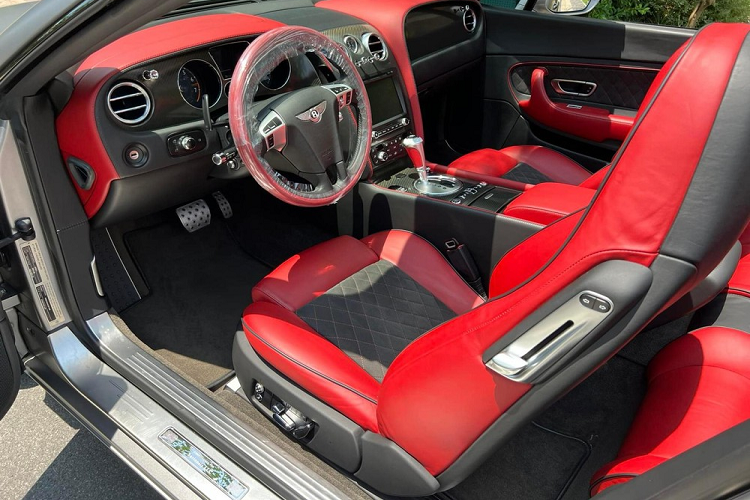 Sau 2 tuần có mặt tại Sài thành, chiếc xe siêu sang mui trần hàng độc Bentley Continental SuperSports Convertible đời 2011 đã được ông chủ công ty nhập khẩu siêu xe cho xe ra đường "tắm nắng" và để lộ chiếc biển số 51K. Trước đó, xe mang biển Hà Nội. Hiện chưa rõ đại gia Đặng Lê Nguyên Vũ có tính mua lại chiếc xe siêu sang mui trần Bentley Continental SuperSports Convertible này hay không.