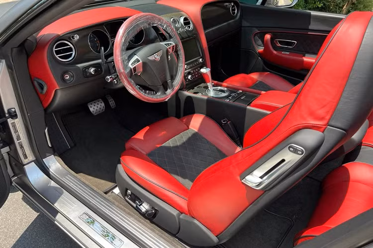 Sau 2 tuần có mặt tại Sài thành, chiếc xe siêu sang mui trần hàng độc Bentley Continental SuperSports Convertible đời 2011 đã được ông chủ công ty nhập khẩu siêu xe cho xe ra đường "tắm nắng" và để lộ chiếc biển số 51K. Trước đó, xe mang biển Hà Nội. Hiện chưa rõ đại gia Đặng Lê Nguyên Vũ có tính mua lại chiếc xe siêu sang mui trần Bentley Continental SuperSports Convertible này hay không.