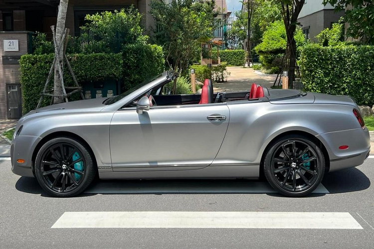 Lý do là người mua chuyên cung cấp siêu xe, xe thể thao hay xe độc cho doanh nhân Đặng Lê Nguyên Vũ và khỏi phải nói độ đam mê xe của Chủ tịch Trung Nguyên dành cho hãng xe Bentley lớn đến chừng nào nên nhiều người cho rằng, sớm thôi, chiếc Bentley Continental SuperSports Convertible mui trần này sẽ về đội của nhà sưu tập xe đỉnh nhất Việt Nam.