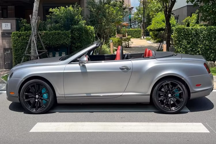 Lý do là người mua chuyên cung cấp siêu xe, xe thể thao hay xe độc cho doanh nhân Đặng Lê Nguyên Vũ và khỏi phải nói độ đam mê xe của Chủ tịch Trung Nguyên dành cho hãng xe Bentley lớn đến chừng nào nên nhiều người cho rằng, sớm thôi, chiếc Bentley Continental SuperSports Convertible mui trần này sẽ về đội của nhà sưu tập xe đỉnh nhất Việt Nam.