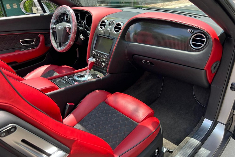 Được biết, sau khi mua lại chiếc xe thể thao Bentley Continental SuperSports Convertible, ông chủ của showroom bán siêu xe quận 5 mất 2 tuần để dọn lại sạch sẽ chiếc xe mui trần đẹp mắt này. Ngoại thất xe sơn màu xám nhám cùng bộ mâm 5 chấu kép sơn đen kết hợp kẹp phanh màu xanh nổi bật.