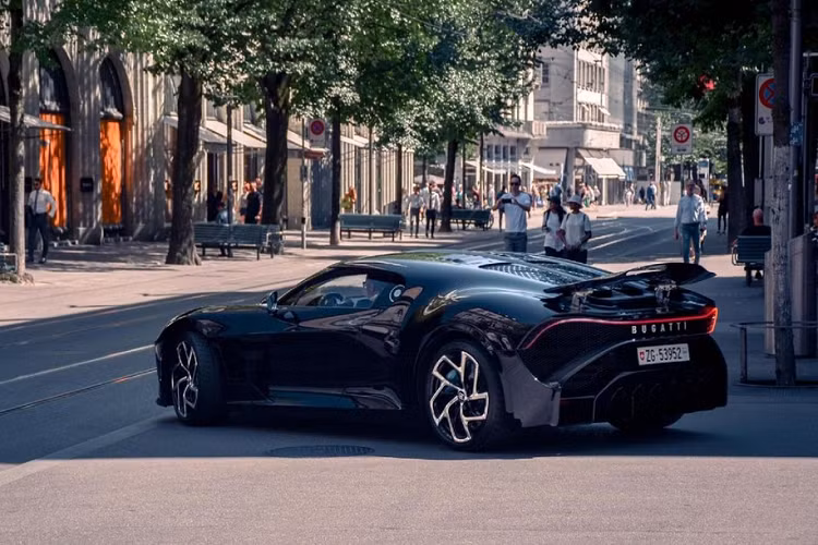  Giá xe Bugatti La Voiture Noire tương đương khoảng 310 tỷ đồng, chưa bao gồm các loại thuế của địa phương mà xe được đăng ký biển số