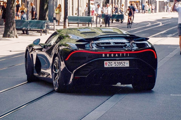 Gần đây, những tay săn ảnh ở Zurich, thành phố lớn nhất của Thụy Sĩ đã trúng mánh khi được nhìn thấy siêu phẩm Bugatti La Voiture Noire độc nhất thế giới ngoài đời thực.