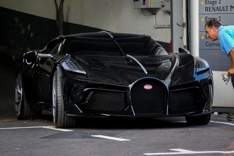 Bugatti La Voiture Noire đắt nhất lịch sử của hãng cũng chỉ có đúng 1 chiếc trên toàn thế giới đã gắn biển số của Thụy Sĩ và lăn bánh tại đây nhận được sự quan tâm của giới mê xe trên thế giới.