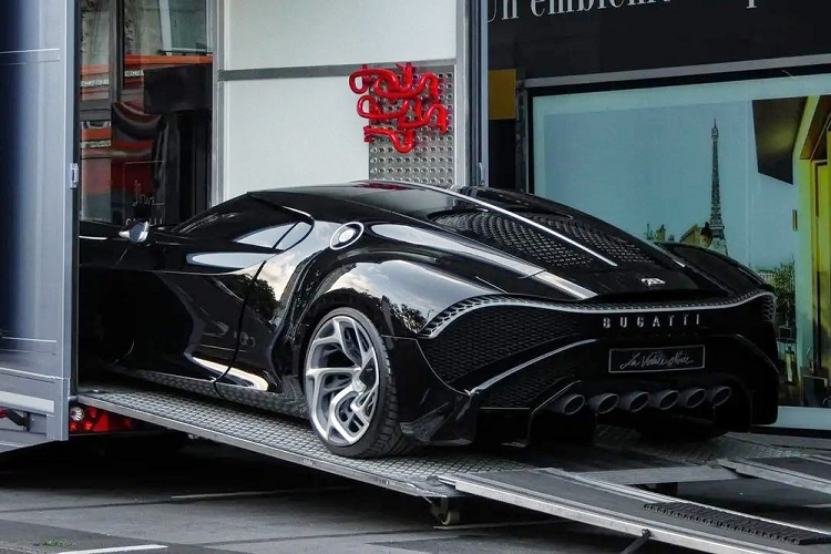Hay là chủ nhân của xe quyết định cho chiếc Bugatti La Voiture Noire này mang "quốc tịch" Thụy Sĩ.