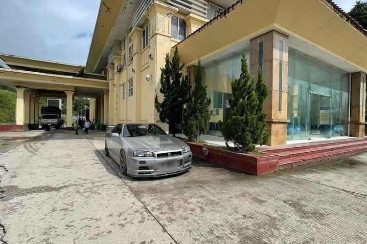 Mới đây, giới mê xe trong nước lại có dịp xôn xao với hình ảnh một chiếc xe thể thao tốc độ Nissan Skyline GT-R R34 hàng hiếm bất ngờ xuất hiện tại Việt Nam. Đây là 1 trong những huyền thoại về xe đua đường phố cũng như từng xuất hiện trong bộ phim "Quá nhanh quá nguy hiểm 2" vào năm 2003 do diễn viên quá cố Paul Walker cầm lái.