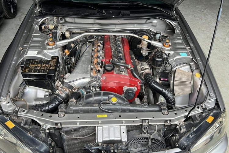 Ngoài ra, Nissan Skyline GT-R R34 ngắn hơn và mặt trước thiết kế lại thể thao hơn đời trước, các nắp van được sơn màu đỏ bóng (mã màu Cherry Red Effect Z24 hoặc X1020), trái ngược với màu đen ở các mẫu xe R33 hay R32.