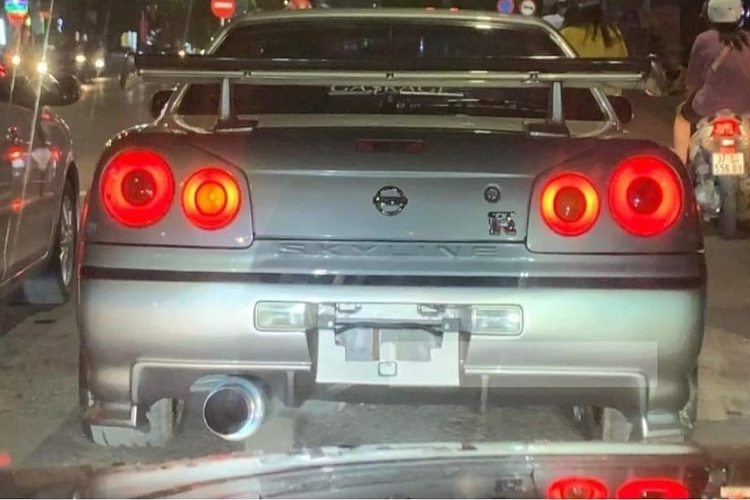Dòng xe thể thao Nissan Skyline GT-R R34 được sản xuất từ năm 1999 đến 2002, xe được sử dụng khối động cơ RB26DETT tăng áp kép, 6 xi-lanh, thẳng hàng, dung tích 2.6 lít, sản sinh công suất tối đa 276 mã lực và mô-men xoắn cực đại 400 Nm.