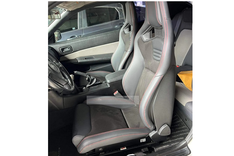 Nissan Skyline GT-R R34 Z-Tune là phiên bản hiếm nhất trong số các xe R34 khi chỉ có đúng 19 chiếc được sản xuất trên toàn cầu. Chính vì thế, mỗi khi những chiếc Nissan Skyline GT-R R34 xuất hiện đều khiến giới mê xe thể thao "phát cuồng".