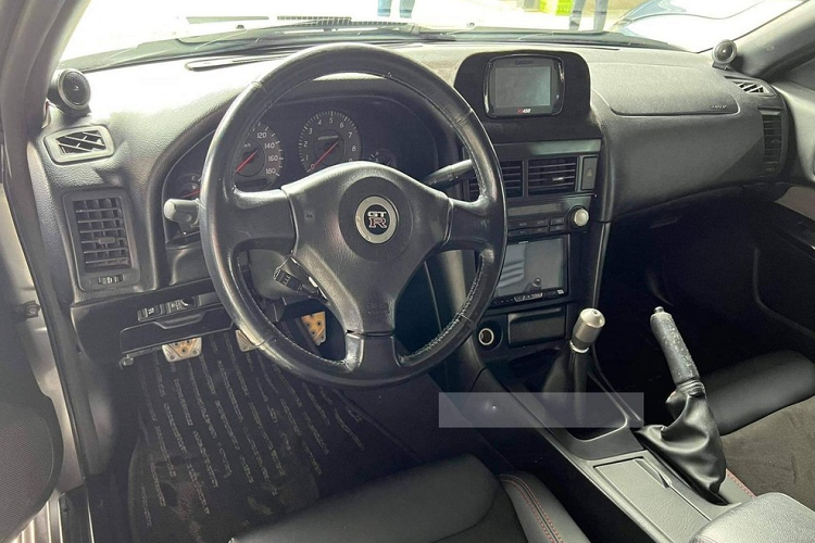 So với bản R33, Skyline GT-R R34 có một tính năng mới mẻ chính là là màn hình đa chức năng LCD 5,8 inch ở trung tâm bảng điều khiển, hiển thị các số liệu thống kê khác nhaucủa động cơ và xe như áp suất, bộ tăng áp, nhiệt độ dầu và nước...