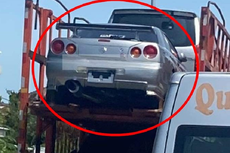 Hình ảnh được chia sẻ lên mạng xã hội cho thấy, chiếc xe thể thao Nissan Skyline GT-R R34 với ngoại thất màu bạc mới được vận chuyển vào cửa khẩu nước ta và nhanh chóng được chủ nhân cho lăn bánh. Với các tay mê tốc độ, dòng xe Nissan Skyline GT-R R34 được mệnh danh là huyền thoại của các cuộc đua.