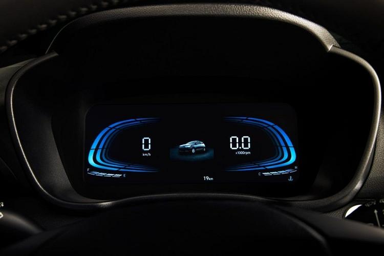 Bước vào bên trong Hyundai HB20 2023, người lái sẽ khó nhận ra những thay đổi của mẫu xe hatchback giá rẻ này. Bên trong xe vẫn xuất hiện mặt táp-lô quen thuộc và màn hình thông tin giải trí 8 inch như cũ.