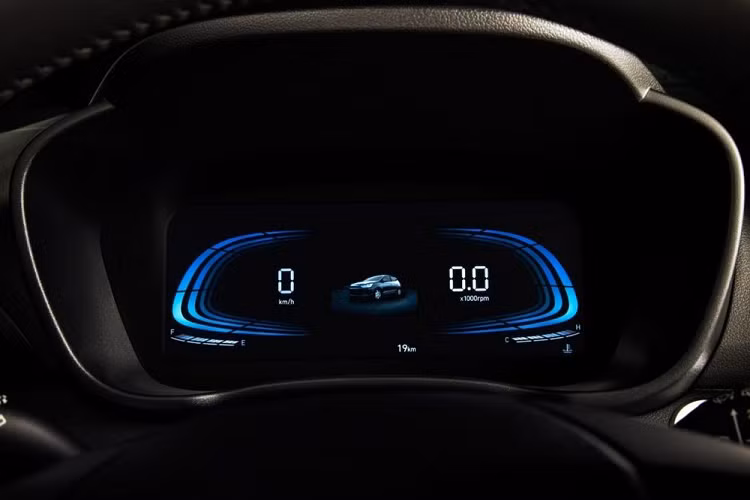 Bước vào bên trong Hyundai HB20 2023, người lái sẽ khó nhận ra những thay đổi của mẫu xe hatchback giá rẻ này. Bên trong xe vẫn xuất hiện mặt táp-lô quen thuộc và màn hình thông tin giải trí 8 inch như cũ.