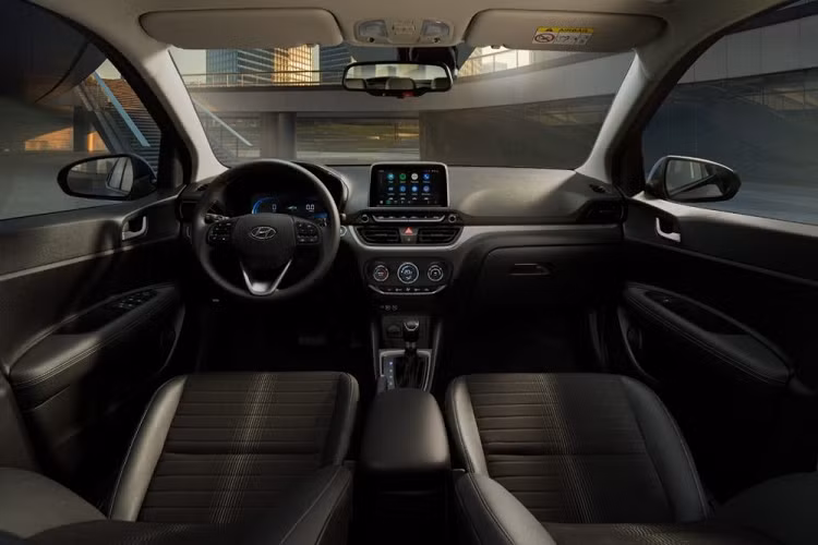 Trong đó, tầng phía trên tích hợp logo của hãng Hyundai và tầng phía dưới được bao quanh bằng 2 khe gió giả, tương tự phong cách của i20 ở thị trường nước ngoài. Tiếp đến là cụm đèn pha góc cạnh, tích hợp dải đèn LED định vị ban ngày hình chữ "L". Trên 2 khe gió giả còn có thêm đèn sương mù nhỏ hình tròn. Ngay cả nắp ca-pô của Hyundai HB20 2023 cũng được làm mới với 2 đường dập gân ở giữa nổi bật hơn.