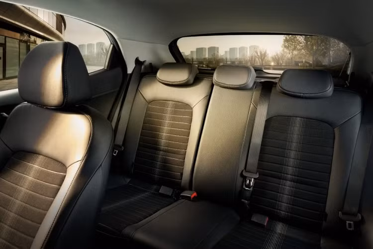 Ở bản cao cấp, xe sẽ có thêm bảng đồng hồ kỹ thuật số mới, điều hòa tự động, camera lùi, cổng USB, sạc điện thoại không dây, màn hình trung tâm hỗ trợ Apple CarPlay/Android Auto, những tính năng điều khiển từ xa (Bluelink), tính năng ra lệnh bằng giọng nói và nội thất bọc da phối nỉ.