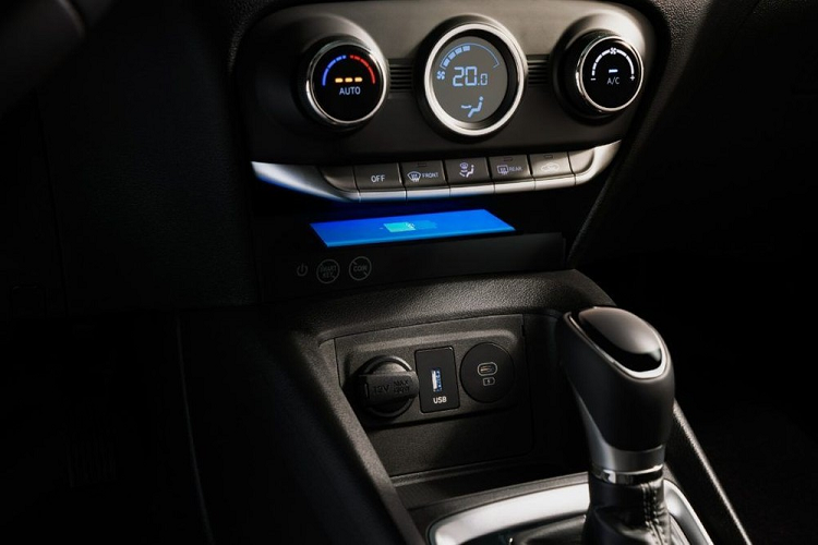 Tương tự đầu xe, thiết kế đằng sau của Hyundai HB20 2023 cũng thay đổi hoàn toàn. Hãng Hyundai đã bổ sung cụm đèn hậu LED mới, được thiết kế nằm vắt ngang đuôi xe cho HB20. Cụm đèn hậu này khá giống với trang bị dành cho Kia Seltos 2023 mới được hé lộ tại Hàn Quốc cách đây không lâu. Thêm vào đó là cửa cốp cải tiến và cản sau mới.