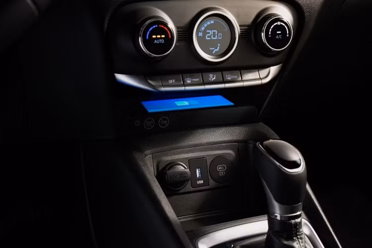 Tương tự đầu xe, thiết kế đằng sau của Hyundai HB20 2023 cũng thay đổi hoàn toàn. Hãng Hyundai đã bổ sung cụm đèn hậu LED mới, được thiết kế nằm vắt ngang đuôi xe cho HB20. Cụm đèn hậu này khá giống với trang bị dành cho Kia Seltos 2023 mới được hé lộ tại Hàn Quốc cách đây không lâu. Thêm vào đó là cửa cốp cải tiến và cản sau mới.