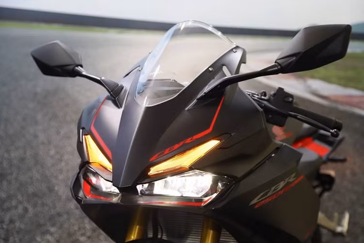 Những con số tương ứng ở hai phiên bản SP cũng như SP Quick Shifter là 41,4 mã lực tại tua máy 13.000 vòng/phút và 25 Nm tại tua máy 11.000 vòng/phút. Ngoài ra, phiên bản SP Quick Shifter còn có thêm tính năng sang số nhanh. Theo hãng Honda, CBR250RR 2023 chỉ mất 8,65 giây để chạy hết quãng đường 200 m và có thể đạt vận tốc tối đa 175 km/h.