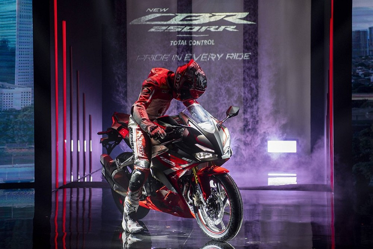 "Trái tim" của Honda CBR250RR 2023 là động cơ xi-lanh đôi, dung tích 250cc như cũ. Ở phiên bản tiêu chuẩn, động cơ sản sinh công suất tối đa 38,1 mã lực tại tua máy 12.500 vòng/phút và mô-men xoắn cực đại 23,3 Nm tại tua máy 11.000 vòng/phút.