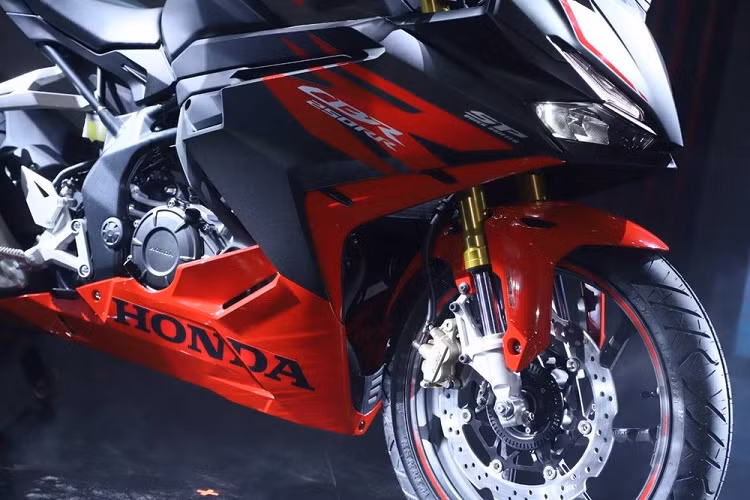 Một trong những thay đổi lớn nhất của Honda CBR250RR 2023 chính là động cơ trên 2 phiên bản SP và SP Quick Shifter. Theo đó, 2 phiên bản này được cải tiến ở nắp quy lát, trục cam và xéc măng nhằm tối ưu hóa công suất cũng như mô-men xoắn của động cơ.