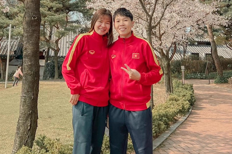 Ngoài sân cỏ, Kim Thanh thể hiện hình ảnh gần gũi, dễ mến với đồng nghiệp, bạn bè cũng như cổ động viên. Trên trang cá nhân với gần 3.000 người theo dõi, cô hiếm khi đăng ảnh cá nhân mà thường xuyên chia sẻ hình chụp cùng đồng đội, người thân.