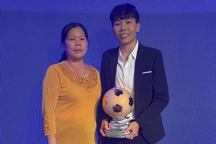 Gia đình đóng vai trò quan trọng trong cuộc sống cũng như sự nghiệp của cầu thủ 28 tuổi. Người thân luôn được cô nhắc đến trong những giây phút quan trọng nhất của sự nghiệp. Kim Thanh cũng thường xuyên tranh thủ thời gian nghỉ ngơi sau mỗi giải đấu quan trọng để về quê thăm gia đình.