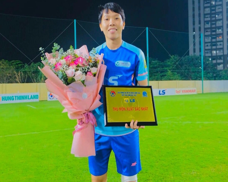 Kim Thanh là trụ cột của tuyển nữ Việt Nam trong nhiều năm qua. Cô có 27 lần khoác áo đội tuyển, từng vô địch Đông Nam Á 2019 và giành huy chương vàng SEA Games 30. Cô cũng nằm trong danh sách rút gọn 5 ứng viên cho danh hiệu Quả bóng Vàng nữ Việt Nam 2021. 