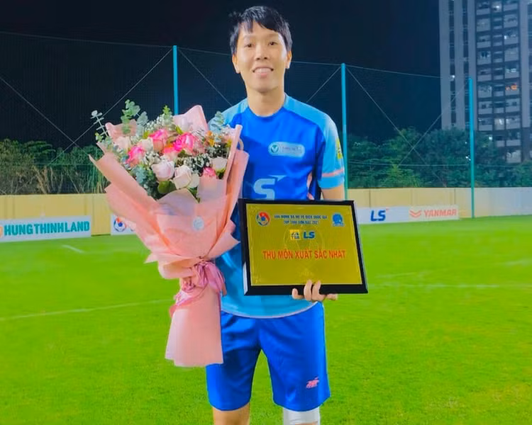 Kim Thanh là trụ cột của tuyển nữ Việt Nam trong nhiều năm qua. Cô có 27 lần khoác áo đội tuyển, từng vô địch Đông Nam Á 2019 và giành huy chương vàng SEA Games 30. Cô cũng nằm trong danh sách rút gọn 5 ứng viên cho danh hiệu Quả bóng Vàng nữ Việt Nam 2021. 