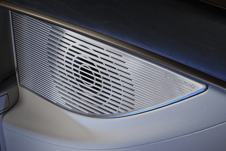 Để mang đến cảm giác sang trọng, thương hiệu Denza đã dùng những chất liệu như da Nappa, ốp gỗ và kim loại cho nội thất của mẫu MPV này. Ngoài ra, xe còn có hệ thống đèn viền nội thất và hệ thống âm thanh Dynaudio.