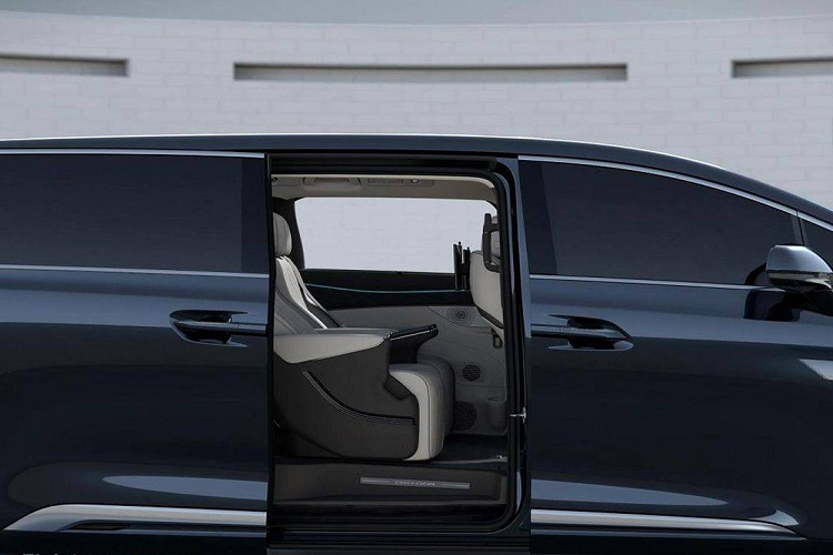 Lưới tản nhiệt không viền của xe nối liền với đèn pha LED ở hai bên. Ngoài ra, lưới tản nhiệt và đèn pha còn được bao quanh bằng 3 nẹp mạ crôm dày dặn. Nằm ngay bên dưới lưới tản nhiệt là hốc gió trung tâm khá rộng. Trong khi đó, ở hai góc đầu xe xuất hiện khe gió tích hợp đèn sương mù.