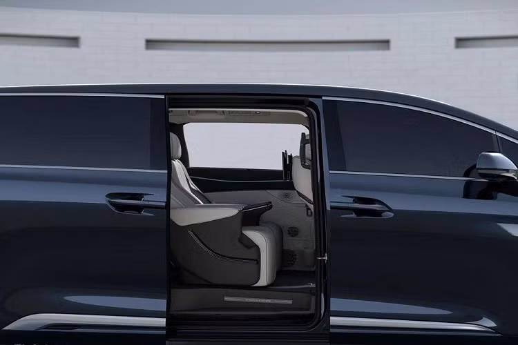 Lưới tản nhiệt không viền của xe nối liền với đèn pha LED ở hai bên. Ngoài ra, lưới tản nhiệt và đèn pha còn được bao quanh bằng 3 nẹp mạ crôm dày dặn. Nằm ngay bên dưới lưới tản nhiệt là hốc gió trung tâm khá rộng. Trong khi đó, ở hai góc đầu xe xuất hiện khe gió tích hợp đèn sương mù.