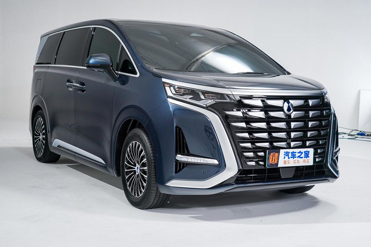 Theo đó, xe có chiều dài 5.250 mm, chiều rộng 1.960 mm, chiều cao 1.920 mm và chiều dài cơ sở 3.110 mm. Như vậy, mẫu xe MPV Trung Quốc này có kích thước lớn hơn nhiều so với "chuyên cơ mặt đất" Toyota Alphard. Denza D9 tại Trung Quốc có 2 phiên bản là hybrid DM-i và thuần điện. Thiết kế đầu xe của mẫu MPV này cũng sẽ thay đổi theo hệ truyền động.