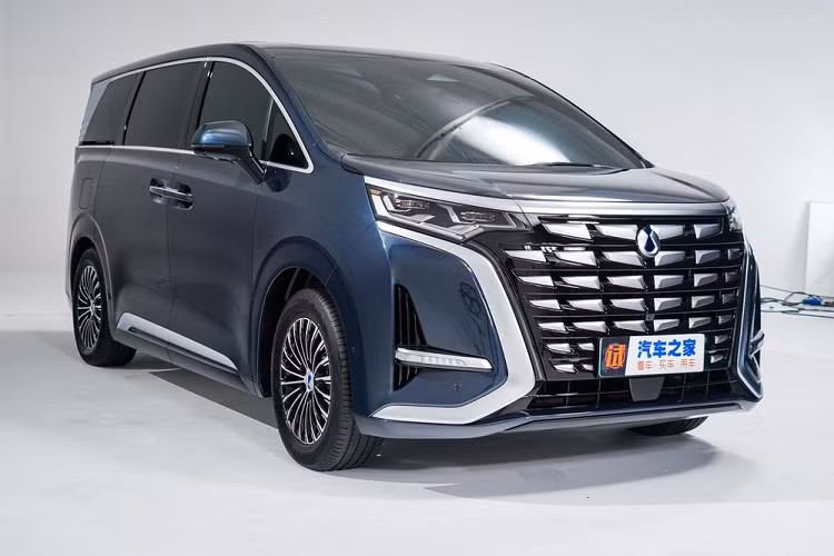 Theo đó, xe có chiều dài 5.250 mm, chiều rộng 1.960 mm, chiều cao 1.920 mm và chiều dài cơ sở 3.110 mm. Như vậy, mẫu xe MPV Trung Quốc này có kích thước lớn hơn nhiều so với "chuyên cơ mặt đất" Toyota Alphard. Denza D9 tại Trung Quốc có 2 phiên bản là hybrid DM-i và thuần điện. Thiết kế đầu xe của mẫu MPV này cũng sẽ thay đổi theo hệ truyền động.