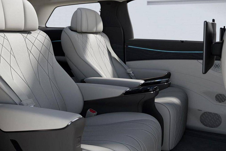 Ở giữa xe là 2 ghế thương gia chỉnh điện 10 hướng, đi kèm bệ đỡ bắp chân, tính năng sưởi ấm, làm mát và massage 10 điểm. Nằm giữa hàng ghế thứ hai là ngăn đựng đồ 2 tầng, tích hợp hộc đựng cốc. Hành khách ngồi trên ghế giữa có thể giải trí bằng 2 màn hình nằm trên lưng ghế trước.