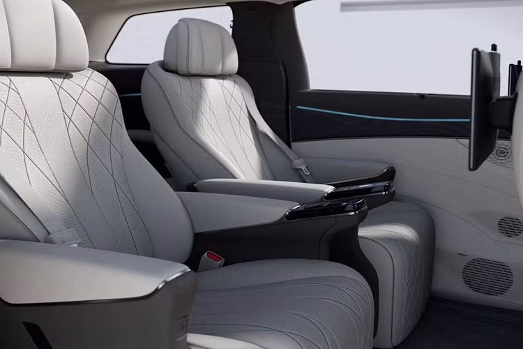 Ở giữa xe là 2 ghế thương gia chỉnh điện 10 hướng, đi kèm bệ đỡ bắp chân, tính năng sưởi ấm, làm mát và massage 10 điểm. Nằm giữa hàng ghế thứ hai là ngăn đựng đồ 2 tầng, tích hợp hộc đựng cốc. Hành khách ngồi trên ghế giữa có thể giải trí bằng 2 màn hình nằm trên lưng ghế trước.