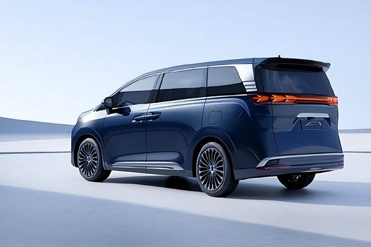 Tại thị trường Trung Quốc xe được chia thành 7 bản trang bị, giá xe Denza D9 2023 tạm tính dao động từ 335.000 - 660.000 Nhân dân tệ (khoảng 1,17 - 2,31 tỷ đồng). Trong đó, đắt nhất là bản Founding Edition 4 chỗ với số lượng giới hạn đúng 99 chiếc. Ngoài Toyota Alphard, Denza D9 còn cạnh tranh với Hồng Kỳ Q8 sắp ra mắt, Buick GL8 Avenir và Voyah Dreamer.