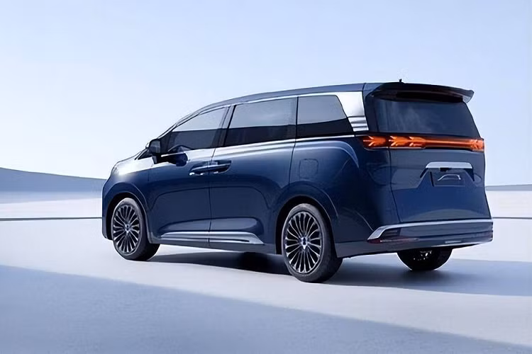 Tại thị trường Trung Quốc xe được chia thành 7 bản trang bị, giá xe Denza D9 2023 tạm tính dao động từ 335.000 - 660.000 Nhân dân tệ (khoảng 1,17 - 2,31 tỷ đồng). Trong đó, đắt nhất là bản Founding Edition 4 chỗ với số lượng giới hạn đúng 99 chiếc. Ngoài Toyota Alphard, Denza D9 còn cạnh tranh với Hồng Kỳ Q8 sắp ra mắt, Buick GL8 Avenir và Voyah Dreamer.