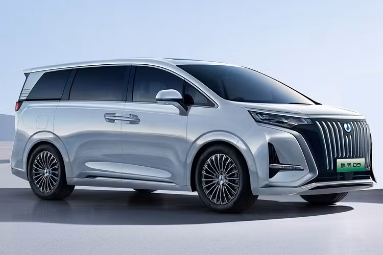 Cụ thể, Denza D9 DM-i được trang bị lưới tản nhiệt khổng lồ với mắt lưới đa điểm mạ crôm, gợi liên tưởng đến Toyota Alphard. Trong khi đó, Denza D9 phiên bản thuần điện dùng lưới tản nhiệt đóng kín, trang trí bằng những nan mạ crôm nằm dọc.