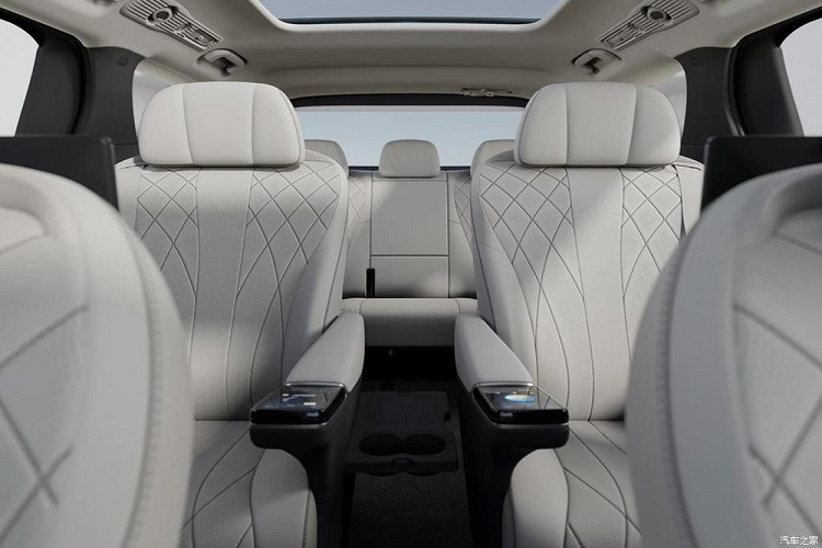 Không chỉ tiện nghi, Denza D9 còn an toàn với 9 túi khí, hệ thống hỗ trợ giữ làn đường, hỗ trợ nhập làn đường và đỗ xe tự động. Với radar sóng 5x mm và 12 radar siêu âm trong số 24 cảm biến trên xe, mẫu MPV này có khả năng tự lái cấp độ 2.