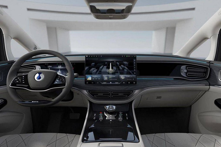 Tương tự những mẫu xe MPV cỡ lớn khác, sản phẩm của liên doanh giữa BYD và Mercedes-Benz cũng được trang bị cửa trượt chỉnh điện bên sườn. Bên dưới là bộ vành hợp kim đa chấu với đường kính 19 inch. Thêm vào đó là đường chân kính, viền nóc xe, nẹp trên cửa và cột D mạ crôm, tăng vẻ sang trọng cho mẫu MPV này.